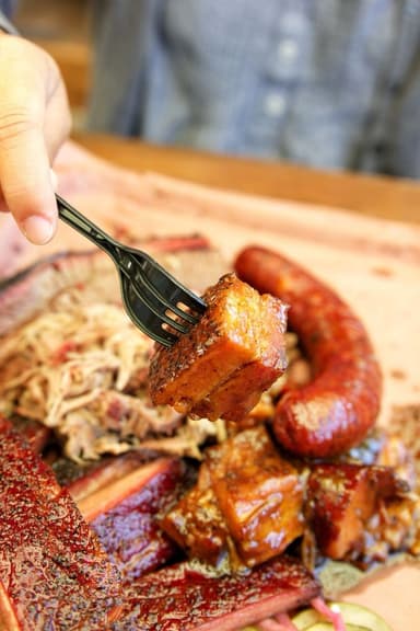 Matt's BBQ food truck logo